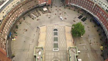 Oslo, Norveç. 4K panoramik video, Oslo Belediyesi 'nden (Oslo Radhuset) Norveç' in başkenti Oslo 'da bulunan bir belediye binasıdır. Liman yatlarının arka planına karşı.