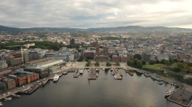 Oslo, Norveç. 4K panoramik video, Oslo Belediyesi 'nden (Oslo Radhuset) Norveç' in başkenti Oslo 'da bulunan bir belediye binasıdır. Liman yatlarının arka planına karşı.