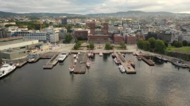 Oslo, Norveç. 4K panoramik video, Oslo Belediyesi 'nden (Oslo Radhuset) Norveç' in başkenti Oslo 'da bulunan bir belediye binasıdır. Liman yatlarının arka planına karşı.