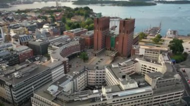 Oslo, Norveç. 4K panoramik video, Oslo Belediyesi 'nden (Oslo Radhuset) Norveç' in başkenti Oslo 'da bulunan bir belediye binasıdır. Liman yatlarının arka planına karşı.