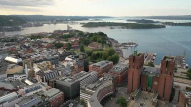 Oslo, Norveç. 4K panoramik video, Oslo Belediyesi 'nden (Oslo Radhuset) Norveç' in başkenti Oslo 'da bulunan bir belediye binasıdır. Liman yatlarının arka planına karşı.
