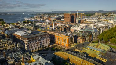 Oslo, Norveç. Hava aracından Oslo Belediyesi 'ne (Oslo Radhuset) güzel bir panoramik hava manzaralı fotoğraf Norveç' in başkenti Oslo 'da bir belediye binasıdır. Liman yatlarının arka planına karşı.