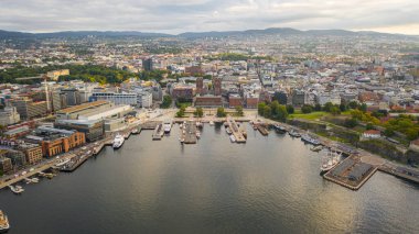 Oslo, Norveç. Hava aracından Oslo Belediyesi 'ne (Oslo Radhuset) güzel bir panoramik hava manzaralı fotoğraf Norveç' in başkenti Oslo 'da bir belediye binasıdır. Liman yatlarının arka planına karşı.