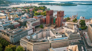 Oslo, Norveç. Hava aracından Oslo Belediyesi 'ne (Oslo Radhuset) güzel bir panoramik hava manzaralı fotoğraf Norveç' in başkenti Oslo 'da bir belediye binasıdır. Liman yatlarının arka planına karşı.