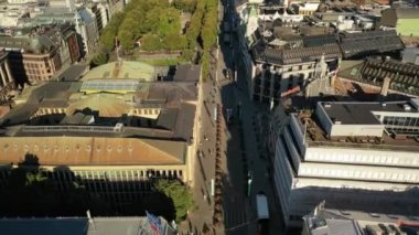 Oslo, Norveç. Kral Karl Johan Oslo 'nun Kraliyet Sarayı ve Heykeli' ne uçan insansız hava aracından güzel 4K panoramik video. Arka planda kale parkı, şehir ve dağlar (Seriler))