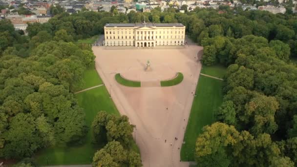 挪威奥斯陆 美丽的4K全景空中视频从无人驾驶飞机飞到皇家宫和国王卡尔 奥斯陆雕像 背景是城堡公园 城市和山脉 — 图库视频影像
