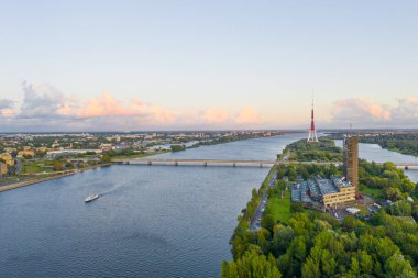 Riga, Latvija. Uçan İHA 'dan Riga Radyo ve Televizyon Kulesi Riga' ya güzel bir panoramik hava görüntüsü. Arka planda Zakusala, Daugava nehri ve Riga şehri güneşli bir yaz gününde. (Seriler)