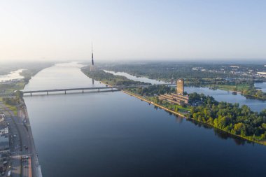 Riga, Latvija. Uçan İHA 'dan Riga Radyo ve Televizyon Kulesi Riga' ya güzel bir panoramik hava görüntüsü. Arka planda Zakusala, Daugava nehri ve Riga şehri güneşli bir yaz gününde. (Seriler)