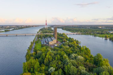 Riga, Latvija. Uçan İHA 'dan Riga Radyo ve Televizyon Kulesi Riga' ya güzel bir panoramik hava görüntüsü. Arka planda Zakusala, Daugava nehri ve Riga şehri güneşli bir yaz gününde. (Seriler)