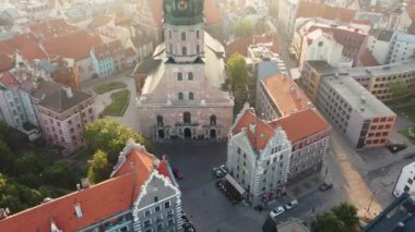 Riga, Letonya, Baltık. St. Peter Kilisesi 'ndeki ve Daugava Nehri' nin arka planındaki Eski Riga Kasabası 'ndaki insansız hava aracının güzel panoramik 4K videosu.