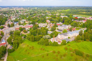 Talsi, Letonya, Baltık. Güneşli bir yaz gününde, Talsi 'nin eski ve yeni kasabasına insansız hava aracı panoramik uçuşundan havadan çekilmiş bir fotoğraf. (Seriler)