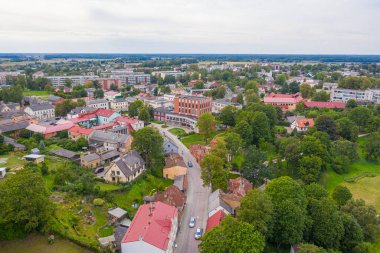 Talsi, Letonya, Baltık. Güneşli bir yaz gününde, Talsi 'nin eski ve yeni kasabasına insansız hava aracı panoramik uçuşundan havadan çekilmiş bir fotoğraf. (Seriler)