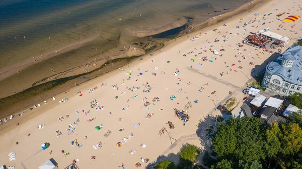 Majori Jurmala Latvia Baltics 在炎热而阳光明媚的夏日 无人驾驶飞机俯瞰马约里沙滩 人们在波罗的海日光浴和游泳 — 图库照片