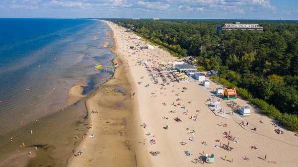 Dzintari Jurmala Latvia Baltics 在炎热而阳光明媚的夏日 从无人驾驶飞机的全景到充满日光浴和游泳的丁塔里沙滩的空中照片 图库图片