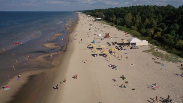 Jurmala Dzintari Latvia Baltics 在炎热阳光明媚的夏日 从无人驾驶飞机飞往充满日光浴和在波罗的海游泳的Dzintari沙滩的美丽全景4K视频 — 图库视频影像