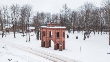 Akniste, Jekabpils, Letonya, Baltık. Kışın insansız hava aracından Akniste şehrine kadar uzanan güzel panoramik hava manzaralı fotoğraf. Küçük kasaba ve ormanlarda kar yağışlı bir kış manzarası. (seri)