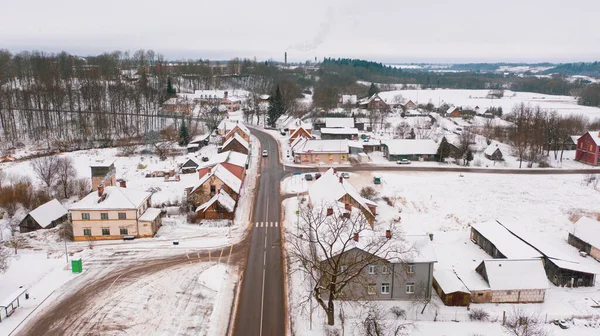 美丽的全景航拍照片 冬季从无人驾驶飞机飞往阿克尼斯特市 美丽的冬季风景 小镇田野和森林上结着白雪 图库照片