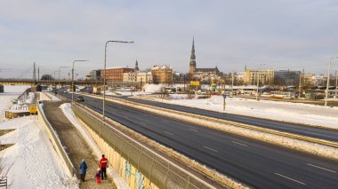 Riga, Letonya, Baltık. Güneşli bir kış gününde drone 'la Old Riga' ya uçarken çekilen güzel panoramik hava manzaralı fotoğraf. (seri)
