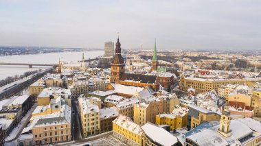 Riga, Letonya, Baltık. Güneşli bir kış gününde drone 'la Old Riga' ya uçarken çekilen güzel panoramik hava manzaralı fotoğraf. (seri)