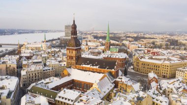 Riga, Letonya, Baltık. Güneşli bir kış gününde İHA 'dan Riga ve Riga Dome Kilisesi' ne uçarken çekilen güzel panoramik hava manzaralı fotoğraf. (seri)