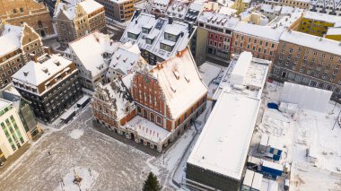 Riga, Letonya, Baltık. Güneşli bir kış gününde, uçaktan uçakla Old Riga ve House of the Blackheads 'e (Melngalvju isimleri) güzel panoramik hava manzaralı bir fotoğraf. (seri)