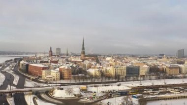 Riga, Letonya, Baltık. Güzel bir kış gününde Riga St. Peter Kilisesi ve Kubbesi 'nin arka planında İHA' dan Old Riga 'ya güzel panoramik hava 4K videosu açılıyor. (seri)
