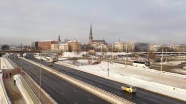 Riga, Letonya, Baltık. Güzel bir kış gününde Riga St. Peter Kilisesi ve Kubbesi 'nin arka planında İHA' dan Old Riga 'ya güzel panoramik hava 4K videosu açılıyor. (seri)