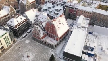 Riga, Letonya, Baltık. Güneşli bir kış gününde İHA 'dan Old Riga ve House of the Blackheads' e (Melngalvju isimleri) güzel panoramik hava 4K videosu. (seri)