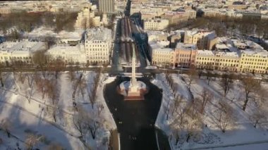 Riga, Letonya, Baltık. Karlı, güneşli bir kış gününde Letonya Özgürlük Anıtı 'yla Özgürlük Meydanı' na insansız hava aracından gelen güzel panoramik 4K videosu..