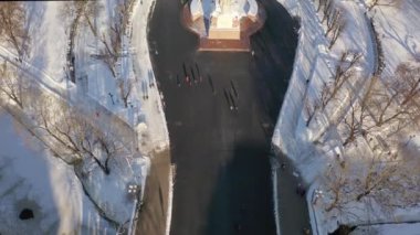 Riga, Letonya, Baltık. Karlı, güneşli bir kış gününde Letonya Özgürlük Anıtı 'yla Özgürlük Meydanı' na insansız hava aracından gelen güzel panoramik 4K videosu..