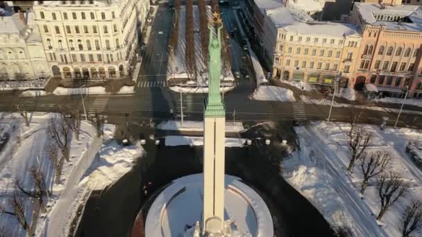 拉脱维亚 波罗的海 在一个多雪 阳光灿烂的冬日 美丽的全景航空4K视频从无人驾驶飞机飞往自由广场 与拉脱维亚自由纪念碑在一起 — 图库视频影像