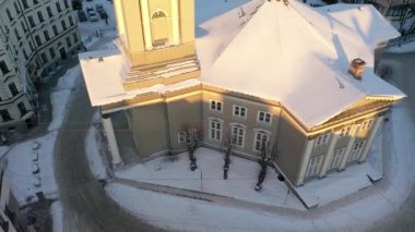 Riga, Letonya, Baltık. Güneşli bir kış gününde insansız hava aracından Lutheran İsa Kilisesi 'ne güzel bir panoramik 4K videosu. (Seriler)