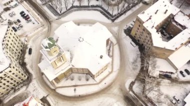 Riga, Letonya, Baltık. Güneşli bir kış gününde insansız hava aracından Lutheran İsa Kilisesi 'ne güzel bir panoramik 4K videosu. (Seriler)