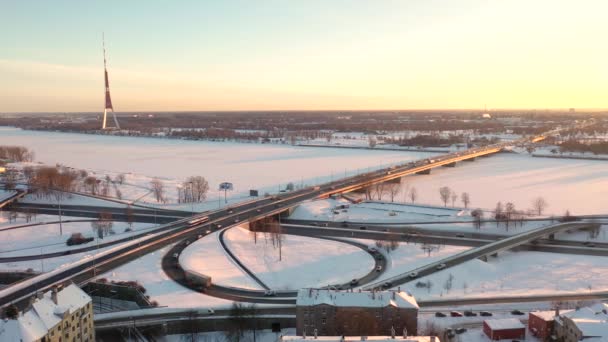 Riga Letonya Baltık Uçan Dan Hareket Eden Makinelerle Ada Köprüsü — Stok video