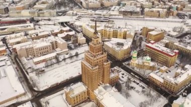 Riga, Letonya, Baltık. Letonya Bilim Akademisi 'nin güneşli kış gününde insansız hava aracı uçururken çekilen güzel panoramik 4K videosu. (Seriler)