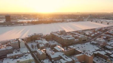 Riga, Letonya, Baltık. Letonya Bilim Akademisi 'nin güneşli kış gününde insansız hava aracı uçururken çekilen güzel panoramik 4K videosu. (Seriler)