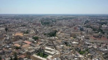 Lecce, Puglia, İtalya. Güzel panoramik hava 4K video. İHA 'dan Roma Amfitiyatrosuna, Arena Lecce' ye. Tarihi şehir merkezi, Maria Santissima Assunta Katedrali, güzel bir yaz gününde..
