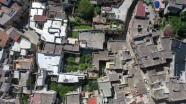Lecce, Puglia, İtalya. Güzel panoramik hava 4K video. İHA 'dan Roma Amfitiyatrosuna, Arena Lecce' ye. Tarihi şehir merkezi, Maria Santissima Assunta Katedrali, güzel bir yaz gününde..