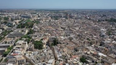 Lecce, Puglia, İtalya. Güzel panoramik hava 4K video. İHA 'dan Roma Amfitiyatrosuna, Arena Lecce' ye. Tarihi şehir merkezi, Maria Santissima Assunta Katedrali, güzel bir yaz gününde..