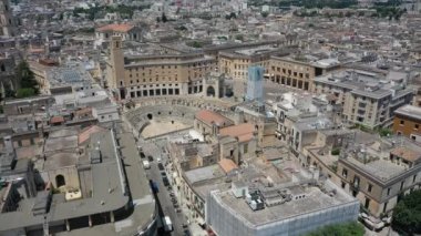 Lecce, Puglia, İtalya. Güzel panoramik hava 4K video. İHA 'dan Roma Amfitiyatrosuna, Arena Lecce' ye. Tarihi şehir merkezi, Maria Santissima Assunta Katedrali, güzel bir yaz gününde..