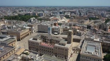 Lecce, Puglia, İtalya. Güzel panoramik hava 4K video. İHA 'dan Roma Amfitiyatrosuna, Arena Lecce' ye. Tarihi şehir merkezi, Maria Santissima Assunta Katedrali, güzel bir yaz gününde..