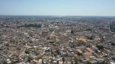 Lecce, Puglia, İtalya. Güzel panoramik hava 4K video. İHA 'dan Roma Amfitiyatrosuna, Arena Lecce' ye. Tarihi şehir merkezi, Maria Santissima Assunta Katedrali, güzel bir yaz gününde..