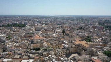 Lecce, Puglia, İtalya. Güzel panoramik hava 4K video. İHA 'dan Roma Amfitiyatrosuna, Arena Lecce' ye. Tarihi şehir merkezi, Maria Santissima Assunta Katedrali, güzel bir yaz gününde..