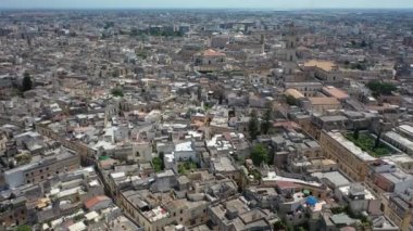 Lecce, Puglia, İtalya. Güzel panoramik hava 4K video. İHA 'dan Roma Amfitiyatrosuna, Arena Lecce' ye. Tarihi şehir merkezi, Maria Santissima Assunta Katedrali, güzel bir yaz gününde..