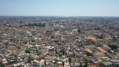 Lecce, Puglia, İtalya. Güzel panoramik hava 4K video. İHA 'dan Roma Amfitiyatrosuna, Arena Lecce' ye. Tarihi şehir merkezi, Maria Santissima Assunta Katedrali, güzel bir yaz gününde..