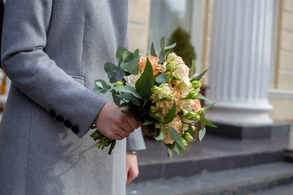 新娘手里拿着一束精致的白花在街上举行婚礼 侧面看 — 图库照片