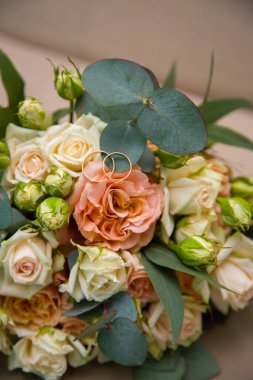 Alyanslar, güllerin düğün buketinde yatıyor..