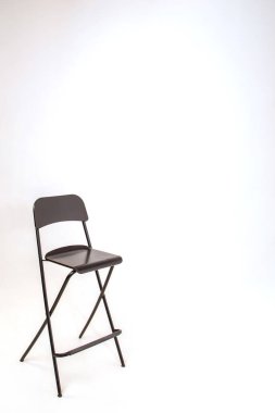 Stüdyoda beyaz arka planda siyah bar taburesi