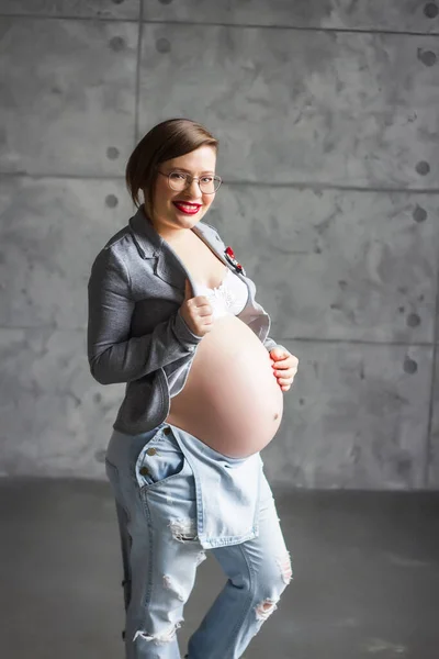 청바지를 배경에 재킷을 아름답고 아름다운 임산부 임신이요 어머니가 — 스톡 사진