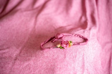 Parlak arkaplan ve süslü çiçekli küçük kızın kafası için renkli saç bandı. Kendi ellerinle yaptın..